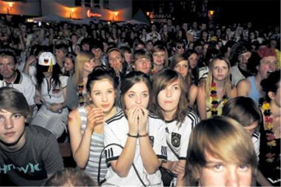 Lähmendes Entsetzen: Puyol köpft nach einem Eckball das 1:0 für Spanien. Soll es das etwa schon gewesen sein? Die Fans zittern und bangen vergebens  am Ende bleibt es bei der knappen, aber verdienten Niederlage. 
Foto: Fotomoment
