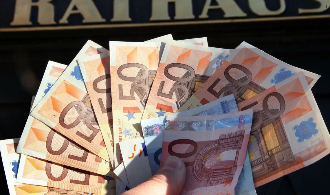 Länder mit hochverschuldeten Kommunen sollen Geld vom Bund bekommen. (Illustration)