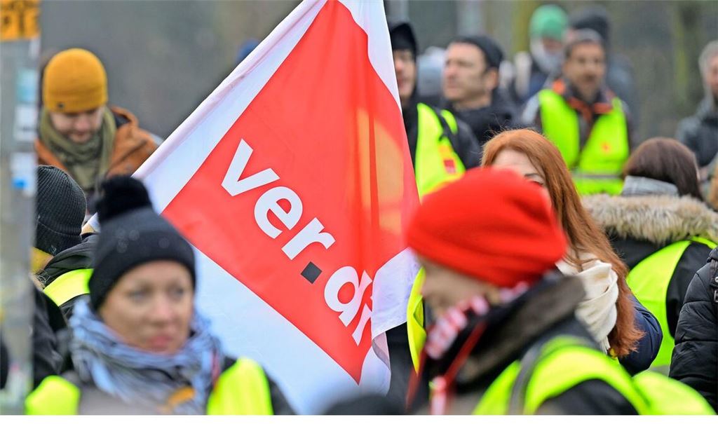 Länderbeschäftigte demonstrieren in  Potsdam für die Forderungen der Gewerkschaften – hier beginnt am Mittwoch die dritte Verhandlungsrunde.