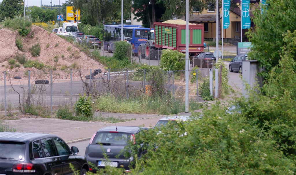 Längere Staus sind auf den Straßen, die zum Kreisverkehr in Mühlacker führen, derzeit keine Seltenheit. Der Grund dafür ist einee Baustellenampel. Foto: Fotomoment