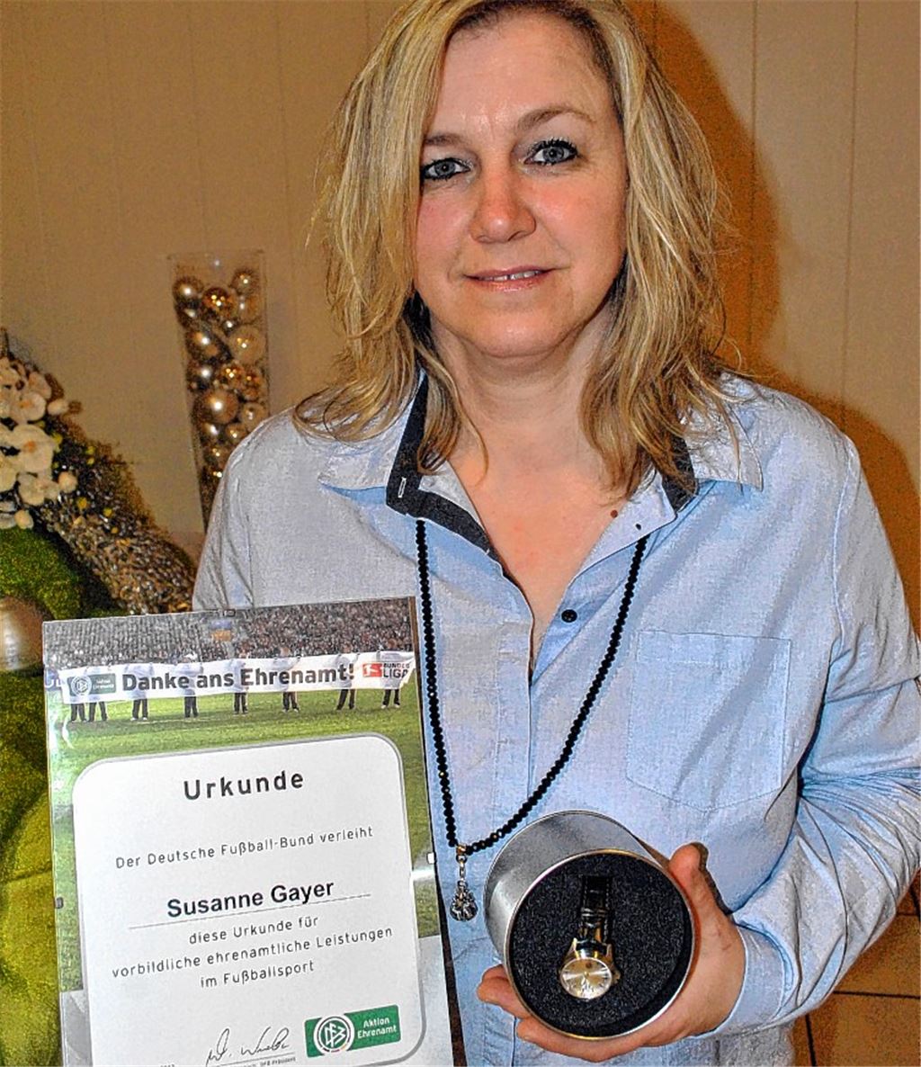Längst verdiente Auszeichnung: Susanne Gayer freut sich über die Verleihung des DFB-Ehrenamtspreises. Foto: Stahlfeld