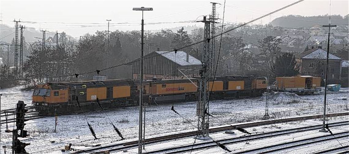 Lärmquelle: Der Arbeitszug der Firma Schweerbau, die im Auftrag der Bahn die Schienen schleift, beschallt mit seinem Motorenlärm die Nachbarn in Mühlacker. Schuld sei, so die Bahn, die Kälte.