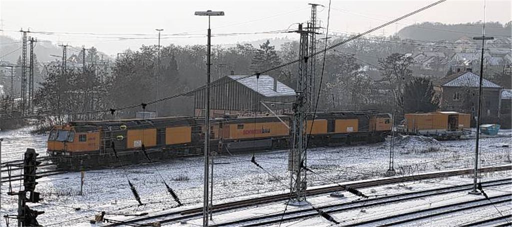 Lärmquelle: Der Arbeitszug der Firma Schweerbau, die im Auftrag der Bahn die Schienen schleift, beschallt mit seinem Motorenlärm die Nachbarn in Mühlacker. Schuld sei, so die Bahn, die Kälte.