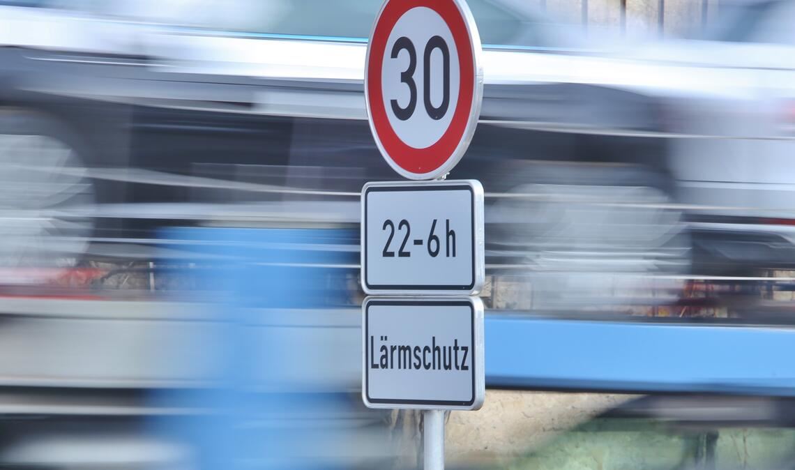 Lärmschutz könnte ein starkes Argument für Tempo 30 sein. Die (strenge) Praxis im Enzkreis stößt auf immer lautere Kritik. Archivfoto: Huber