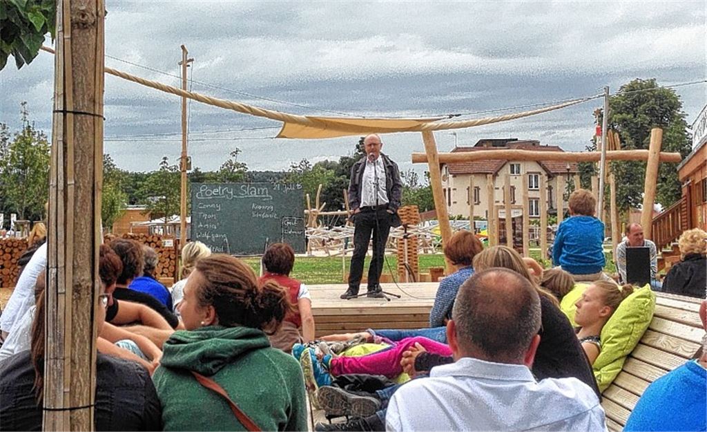Lässig auf der Bühne: Dietmar aus Kaufbeuren unterhält das Publikum beim Poetry Slam mit einer neuen Variante des Lohengrin.
