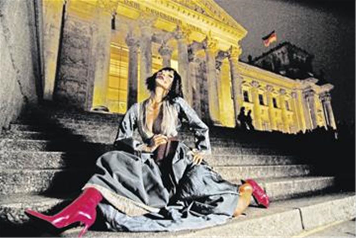 Lässig, international erfolgreich und trotzdem bodenständig: Udo Spreitzenbarth, der am THG Mühlacker Abi gemacht hat und heute als Starfotograf in New York lebt, kehrt für ein Casting-Projekt in seine Heimat zurück. Er sucht Töchter der Region, die für ihn vor der Kamera posieren. Das Bild zeigt eine aktuelle Arbeit des Fotografen  offensichtlich handelt es sich um eine Tochter Berlins. Fotos: ro, p