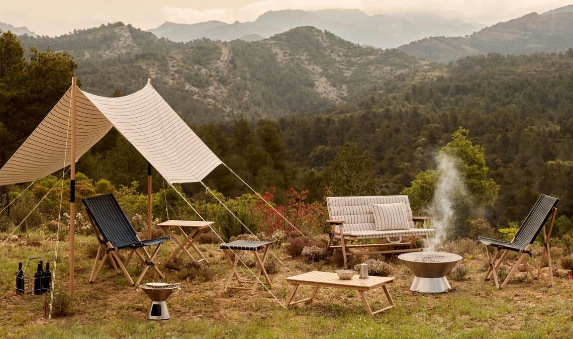 Lässig und rasch auf- und abbaubar sind die von Jasper Morrison entworfenen Tische, Sofas Sessel und der Sonnenschutz namens „Outdoor Market“.