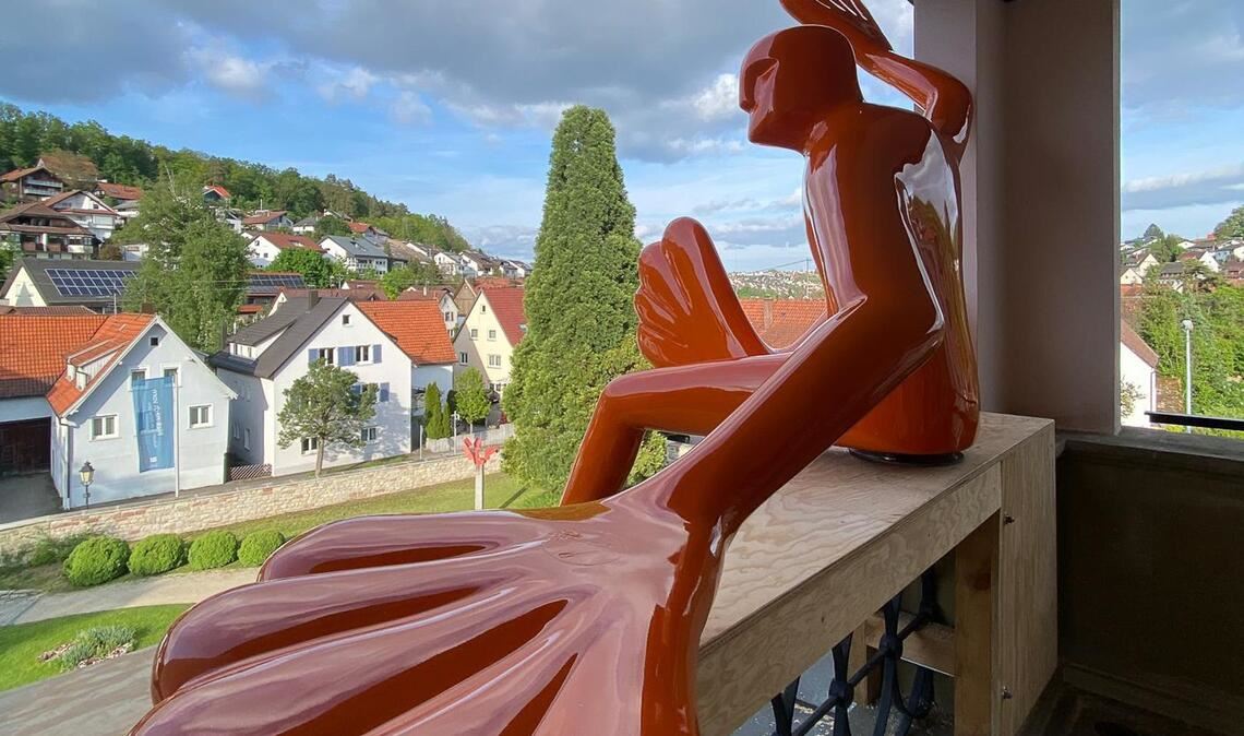 Lässig winkt Rosalies Flossi vom Schloss-Balkon