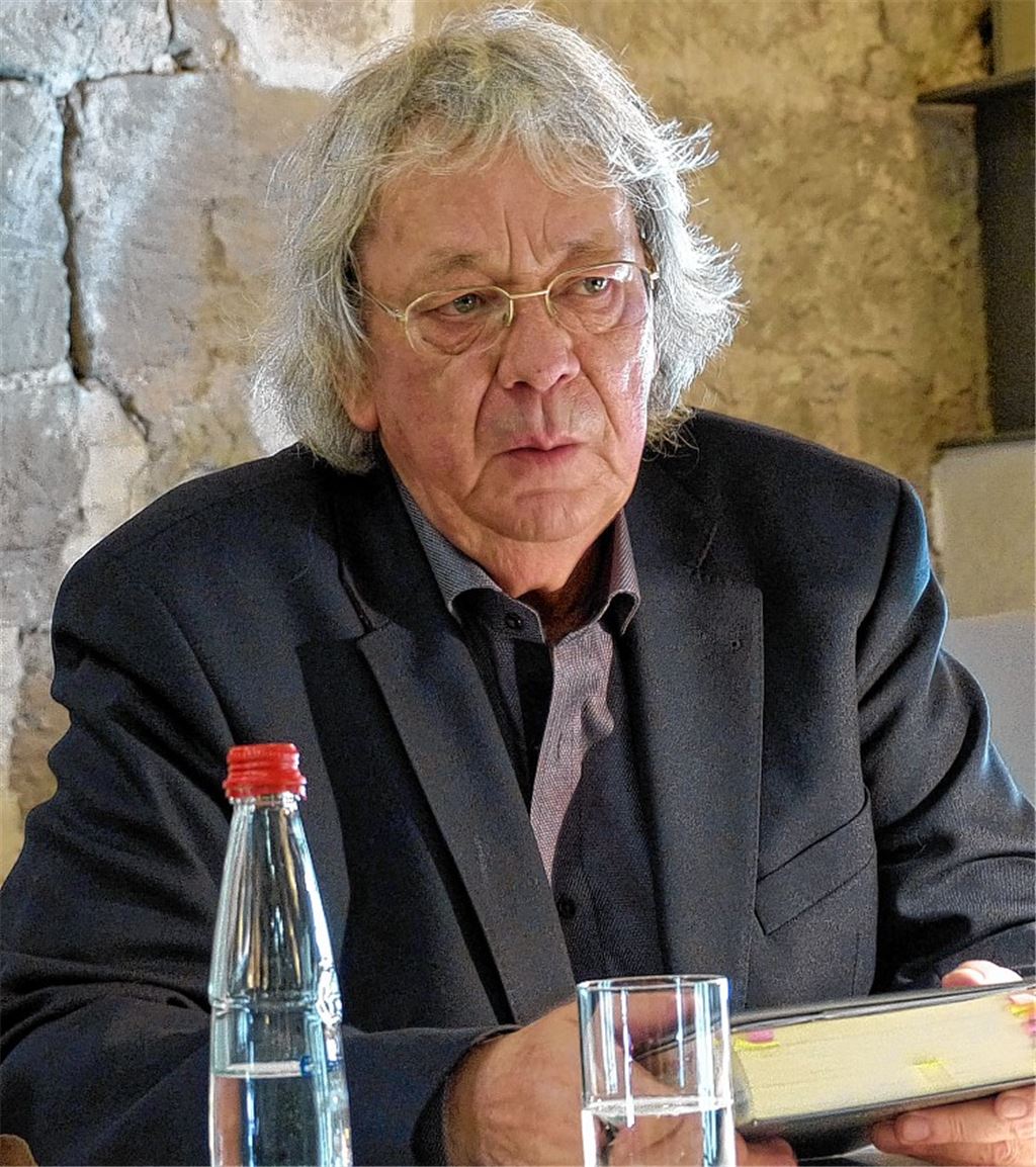 Tristan in moderne Kleidung gesteckt