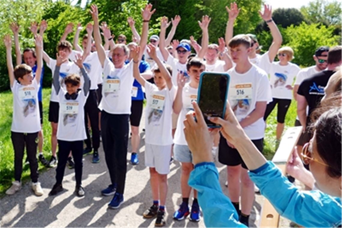 Ein Spendenlauf mit Promifaktor Läufer-Idol Dieter Baumann (Startnummer 1) begleitet die Schlussrunde vom Enzauenpark bis nach Eutingen und zurück. Fotos: Roth