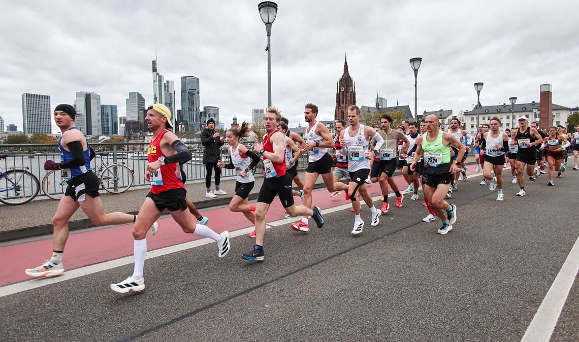 Bilder des Tages Läufer überqueren die Alte Brücke, im Hintergrund ist die Skyline zu sehen. Der Frankfurt-Marathon ist der älteste City-Marathon Deutschlands.