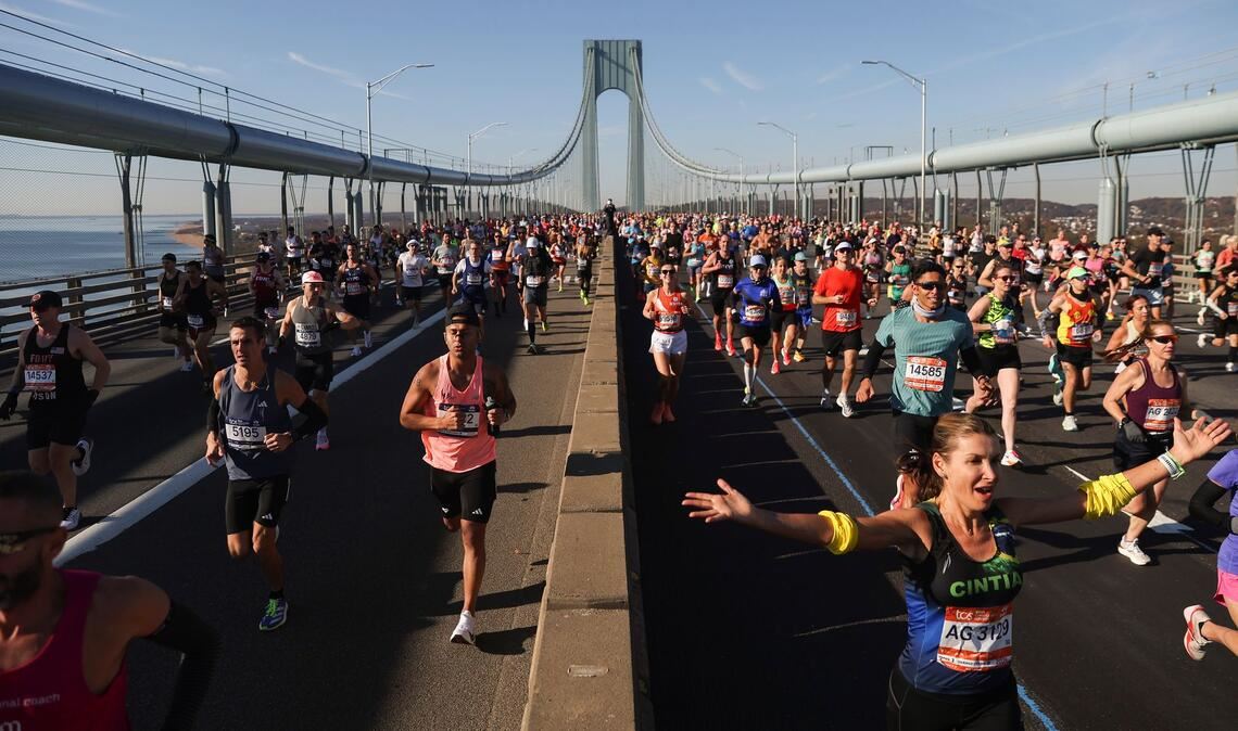 Läufer überqueren die Verrazzano Narrows Bridge beim New York City Marathon (Archivbild).