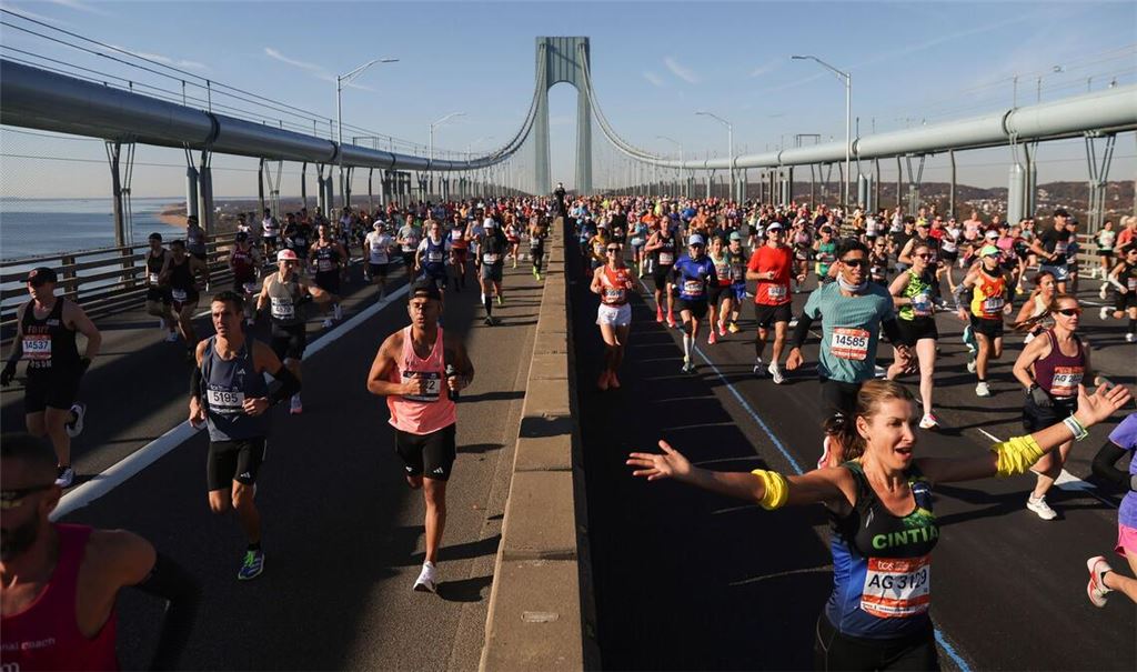 Läufer überqueren die Verrazzano Narrows Bridge beim New York City Marathon (Archivbild).