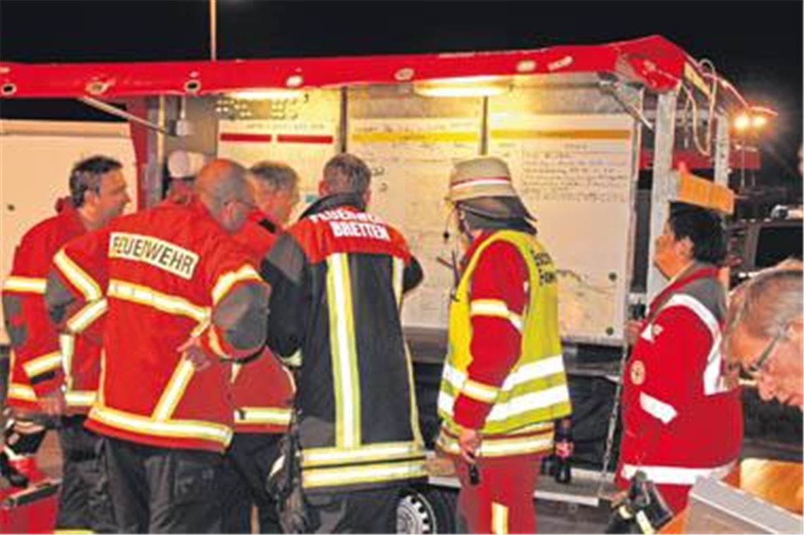 Lagebesprechung: Knapp 30 Polizeibeamte, knapp 40 DRK-Helfer und mehr als 100 Feuerwehrleute suchen nach dem verunglückten Gleitschirmflieger  doch der bleibt verschwunden.
Foto: Günther