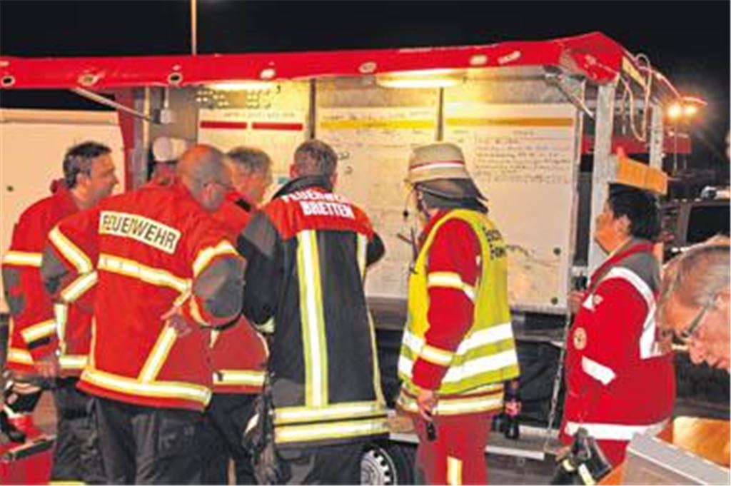 Lagebesprechung: Knapp 30 Polizeibeamte, knapp 40 DRK-Helfer und mehr als 100 Feuerwehrleute suchen nach dem verunglückten Gleitschirmflieger  doch der bleibt verschwunden.
Foto: Günther