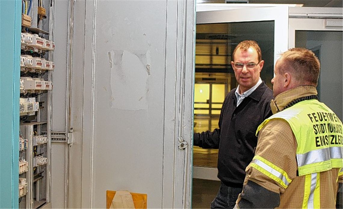 Lagebesprechung: Zu nächtlicher Stunde ist auch Oberbürgermeister Frank Schneider, hier mit Feuerwehr-Kommandant Ralph Keipp, in die Enzkreis-Kliniken geeilt.