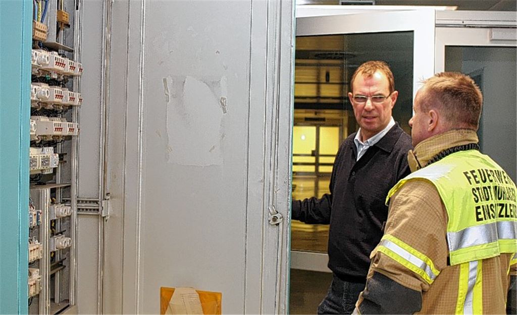 Lagebesprechung: Zu nächtlicher Stunde ist auch Oberbürgermeister Frank Schneider, hier mit Feuerwehr-Kommandant Ralph Keipp, in die Enzkreis-Kliniken geeilt.