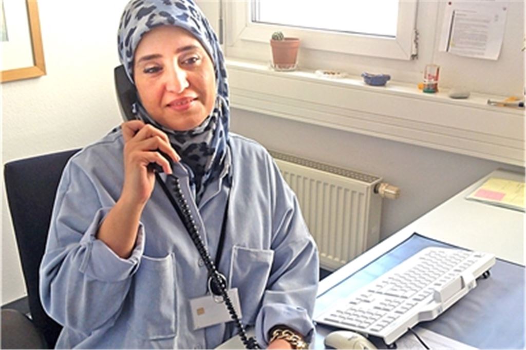 Laila Wahab, die bereits eine fremdsprachige Corona-Hotline angeboten hatte, wird das Impfteam im früheren Restaurant „Aposto“ an der Bahnhofstraße in Pforzheim zweimal pro Woche als „Impfbotschafterin“ unterstützen. Foto: Enzkreis/Joggerst