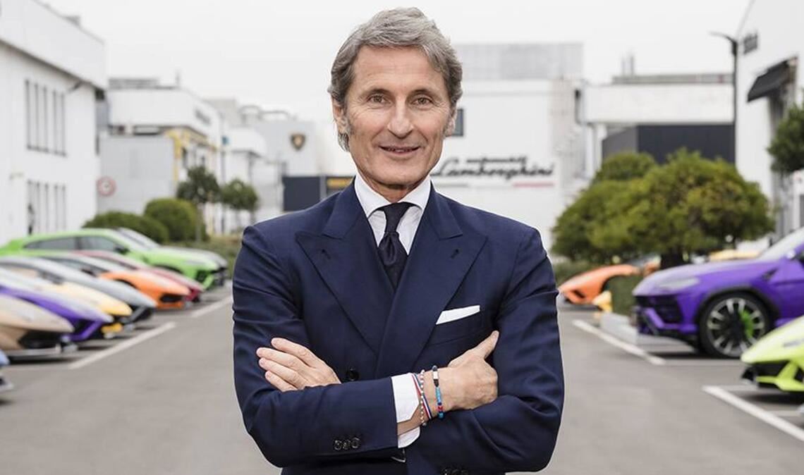 Lamborghini-CEO Stephan Winkelmann vor seiner Firmenzentrale.