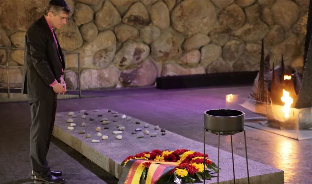 Landesbischof Ernst-Wilhelm Gohl legt einen Kranz im Gedenken an die Opfer des Holocausts in  Yad Vashem nieder.