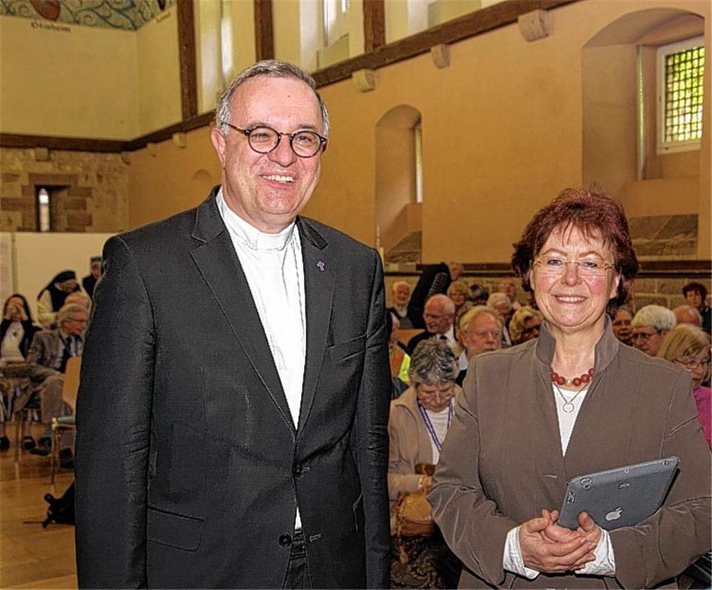 Landesbischof Frank Otfried July und Brigitte Fried, Pfarrerin und Mitorganisatorin der Veranstaltung in Maulbronn. Foto: Sadler