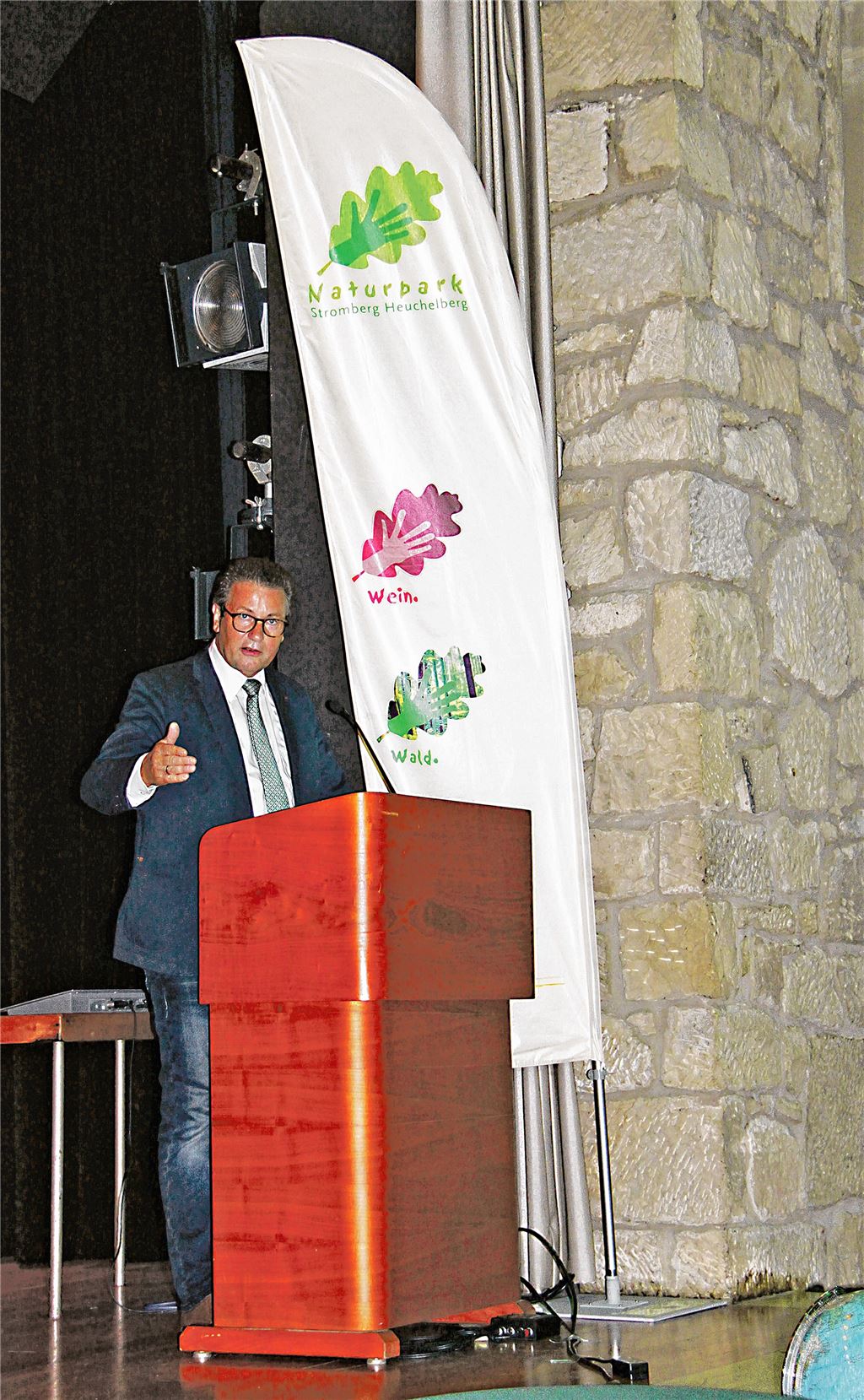 Landesminister Peter Hauk (li.) als Gratulant: Vorsitzender Andreas Felchle, sein Vorgänger Wulf-Karl Krafft, Geschäftsführer Dietmar Gretter und Roland Schöttle vom Verband Deutscher Naturparke (v. re.) freuen sich zum Jubiläum 40 Jahre Naturpark Stromberg-Heuchelberg über die bisherigen Erfolge, die sich unter anderem in einer Auszeichnung als „Qualitätsnaturpark“ niederschlagen.privat