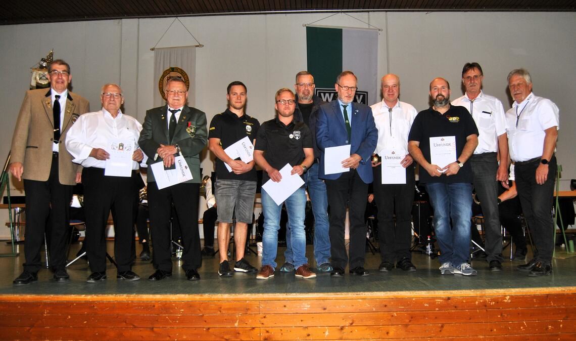 Landesschützenmeister Klaus Koch (li.), Kreisoberschützenmeister Bernhard Weigmann (2.v.re.) und Kreisschützenmeister Gerd Baumann (re.) mit den Geehrten beim Kreisschützentag in Hohenhaslach. Foto: Haller