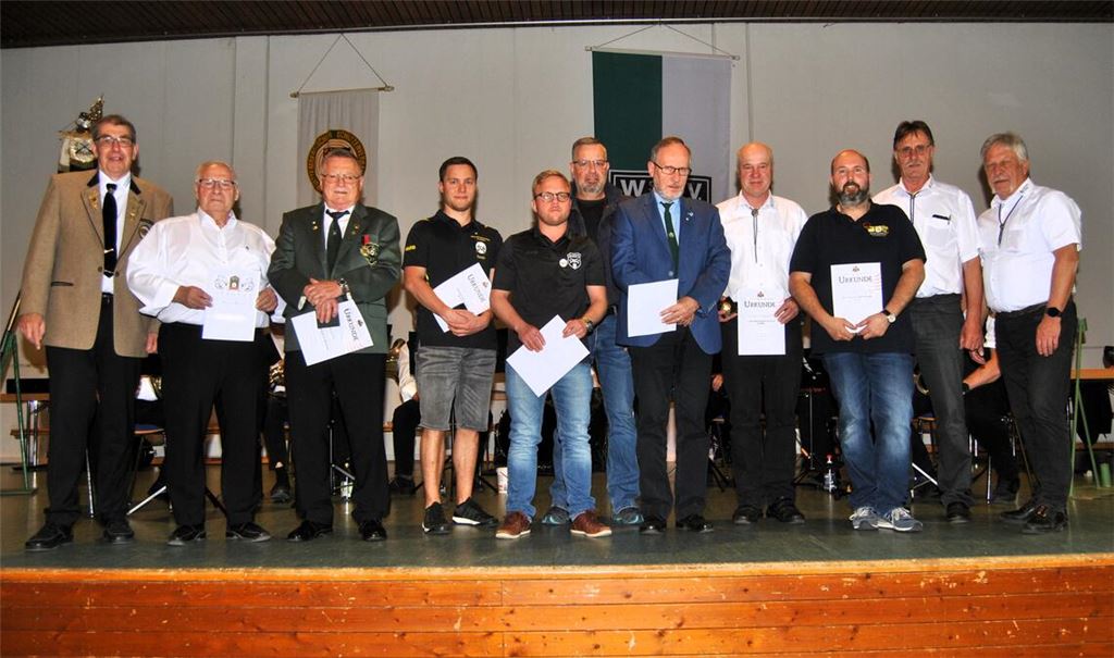 Landesschützenmeister Klaus Koch (li.), Kreisoberschützenmeister Bernhard Weigmann (2.v.re.) und Kreisschützenmeister Gerd Baumann (re.) mit den Geehrten beim Kreisschützentag in Hohenhaslach. Foto: Haller