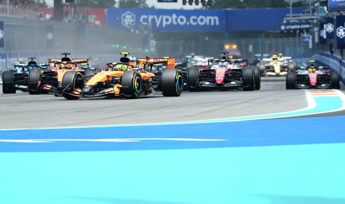 Lando Norris im McLaren lässt die Konkurrenz hinter sich.