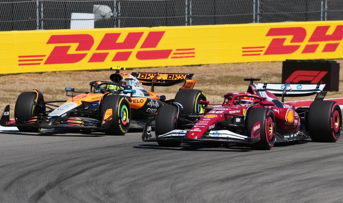 Lando Norris (l) schaffte es kurz vor Schluss doch noch an Charles Leclerc vorbei.