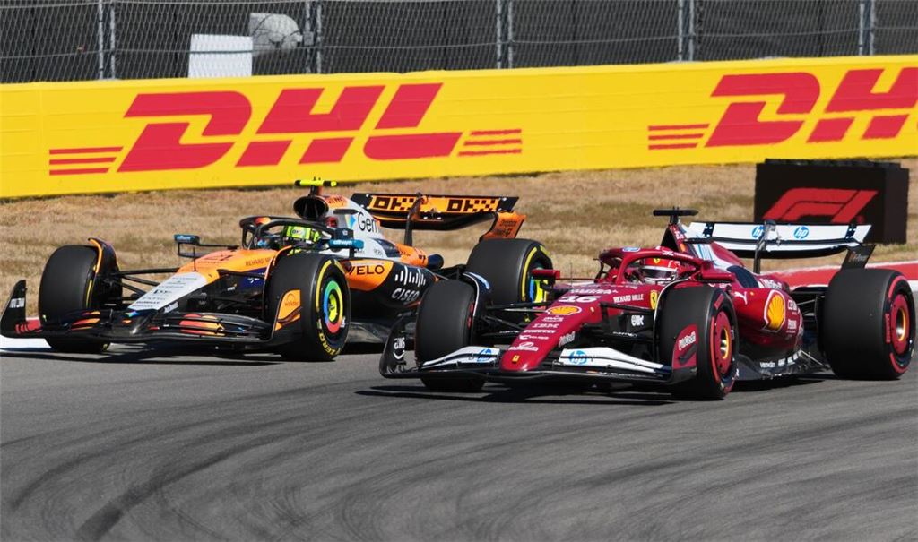 Lando Norris (l) schaffte es kurz vor Schluss doch noch an Charles Leclerc vorbei.