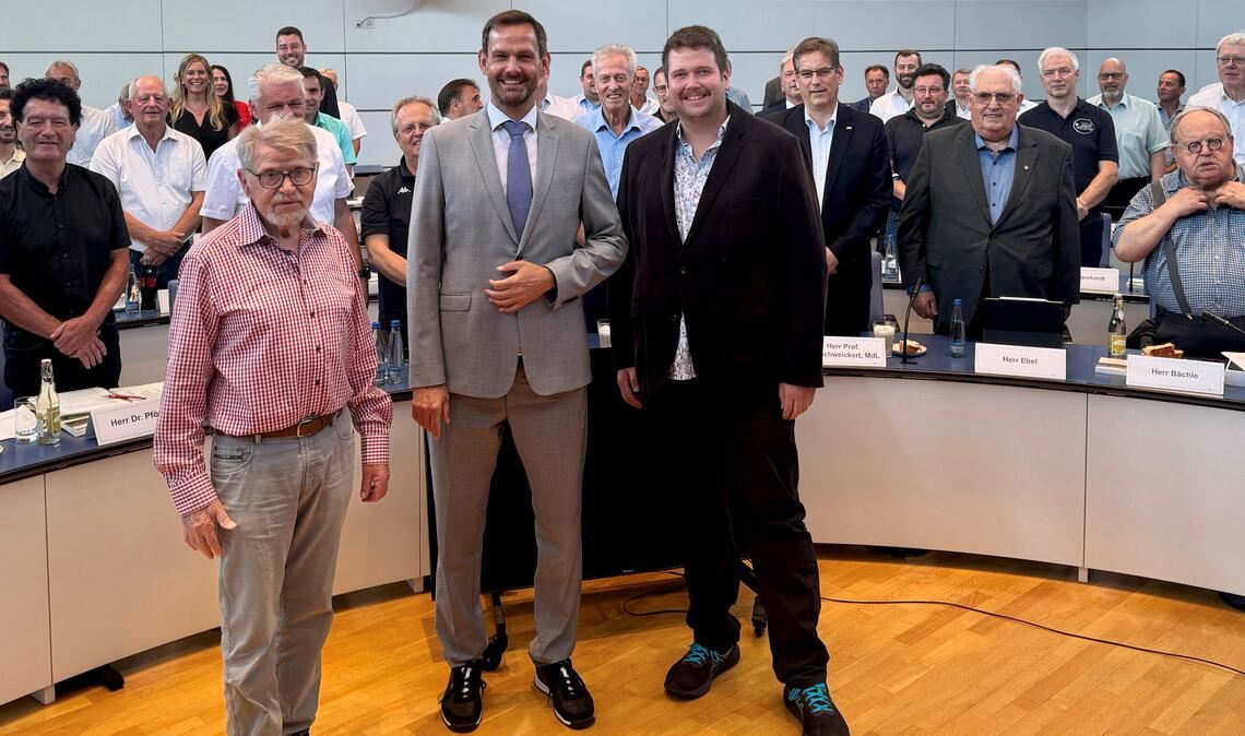 Landrat Bastian Rosenau (Mitte) verpflichtet die Kreisräte für die kommende Legislaturperiode und hebt dabei das älteste Mitglied, Dr. Roderich Fischer (li.), und den jüngsten Kreisrat, Andreas Scheuermann (re.), besonders hervor. Foto: Goertz