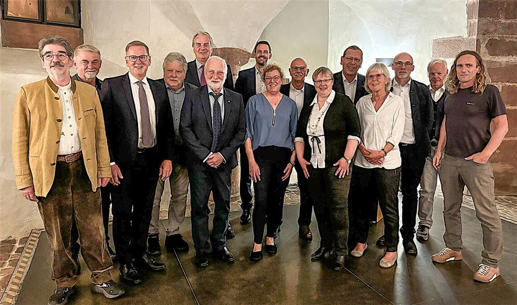 Landrat Bastian Rosenau dankt den ausgeschiedenen Kreistagsmitgliedern für das große Engagement in den vergangenen Jahren und Jahrzehnten, für die vertrauensvolle Zusammenarbeit und für eine „sehr gute Teamleistung“. Foto: Enzkreis