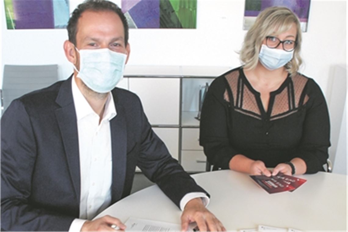 Landrat Bastian Rosenau hat im Namen des Enzkreises die Erklärung „Gemeinsam gegen Sexismus und sexuelle Belästigung“ unterschrieben. Diesen Schritt unterstützt auch die Gleichstellungsbeauftragte Kinga Golomb. Foto: enz