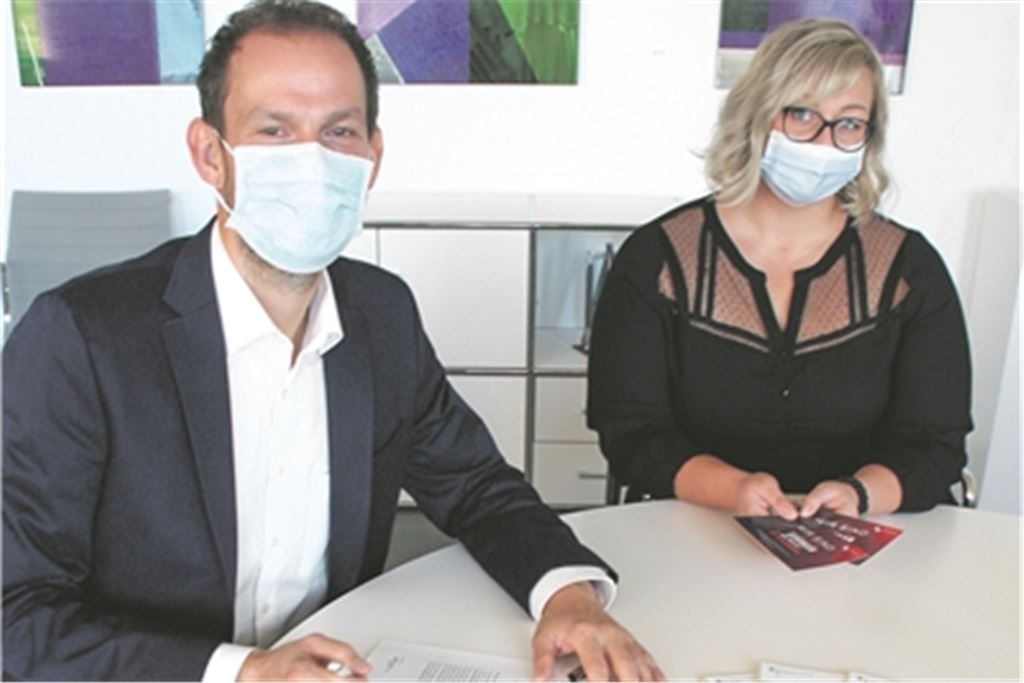 Landrat Bastian Rosenau hat im Namen des Enzkreises die Erklärung „Gemeinsam gegen Sexismus und sexuelle Belästigung“ unterschrieben. Diesen Schritt unterstützt auch die Gleichstellungsbeauftragte Kinga Golomb. Foto: enz