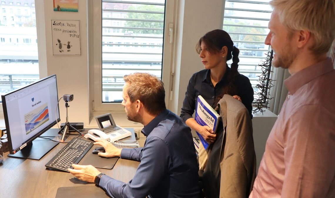 Landrat Bastian Rosenau lässt sich „wohni“ von Sozialdezernentin Katja Kreeb und dem Digitalisierungsbeauftragten Marcus Harms zeigen (v.li.). Foto: Enzkreis/Hörstmann