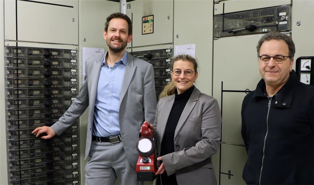 Landrat Bastian Rosenau (li.), die Leiterin des Amtes für technische Dienste, Miriam Mayer, und Mitarbeiter Michael Diehm sind sehr zufrieden nach dem erfolgreichen Notstromtest im Landratsamt. Foto: Enzkreis/Joos