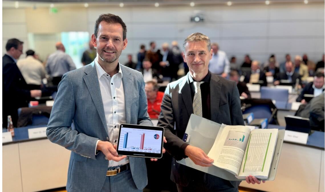 Landrat Bastian Rosenau (li.) und Kämmerer Frank Stephan Anfang November bei der Vorstellung ihres Haushaltsplanentwurfs. Foto: Archiv