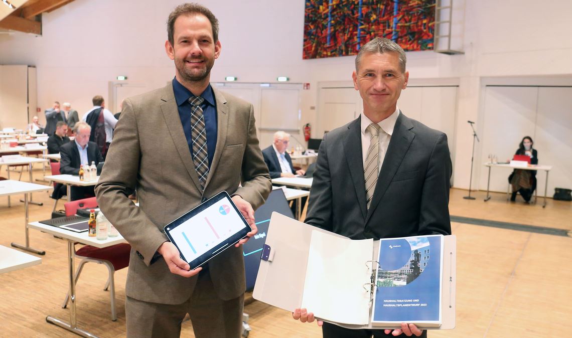 Landrat Bastian Rosenau (li.) und Kämmerer Frank Stephan präsentieren den Etatentwurf für das Jahr 2023. Foto: Goertz