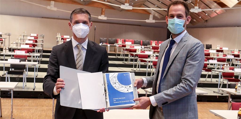 Landrat Bastian Rosenau (re.) und Kämmerer Frank Stephan präsentieren den Etatentwurf des Enzkreises, der erstmals die 300-›Millionen-Euro-Marke überspringt. Foto: Goertz