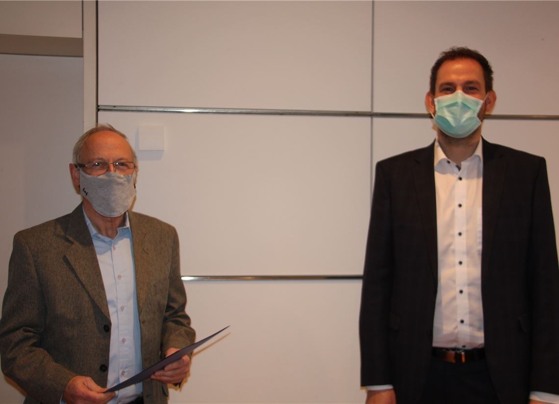 Landrat Bastian Rosenau (re.) verabschiedet Amtsleiter Andreas Kraus.privat
