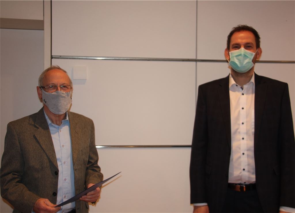 Landrat Bastian Rosenau (re.) verabschiedet Amtsleiter Andreas Kraus.privat