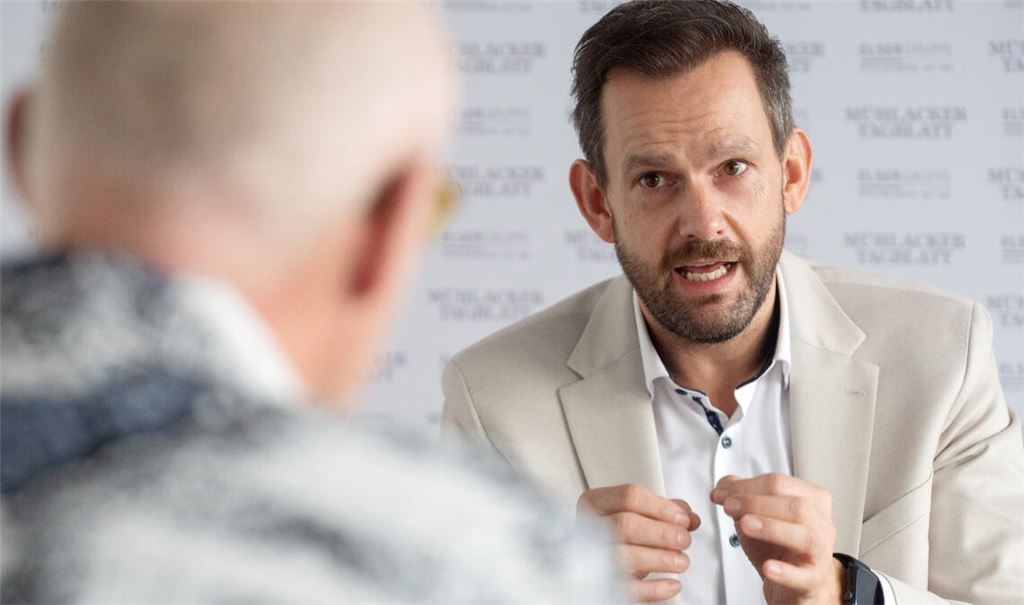 Landrat Bastian Rosenau redet im Interview mit unserer Zeitung Klartext. Foto: Fotomoment