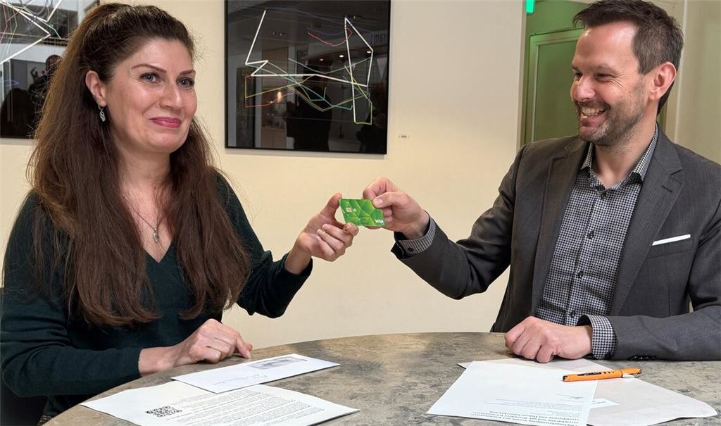 Landrat Bastian Rosenau übergibt die erste Bezahlkarte. Mit ihr können Asylbewerber bargeldlos einkaufen, in der Regel aber nur 50 Euro im Monat abheben. Foto: Goertz