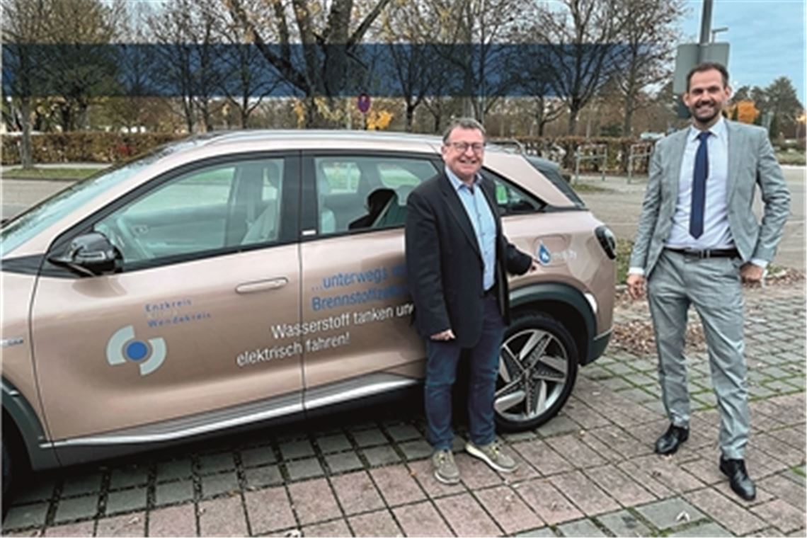 Landrat Bastian Rosenau und Kreisrat Michael Sengle (li.) präsentieren das Wasserstoff-Modell für die Kreisverwaltung. Foto: privat