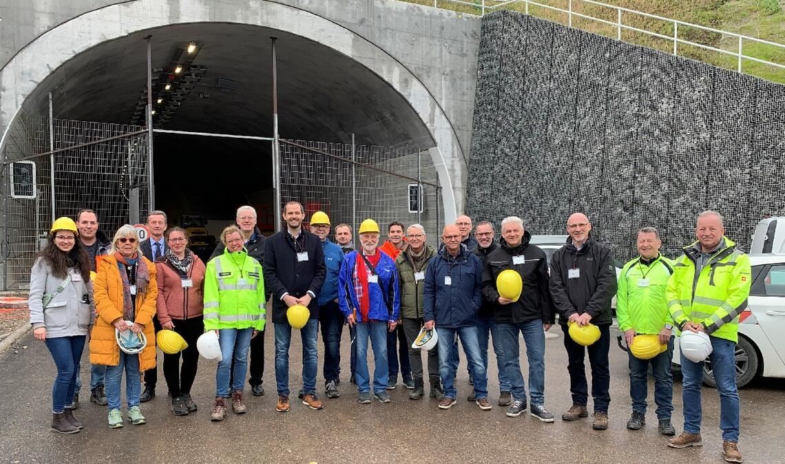 Landrat Bastian Rosenau und Mitglieder des Kreistags vor dem Arlinger Tunnel