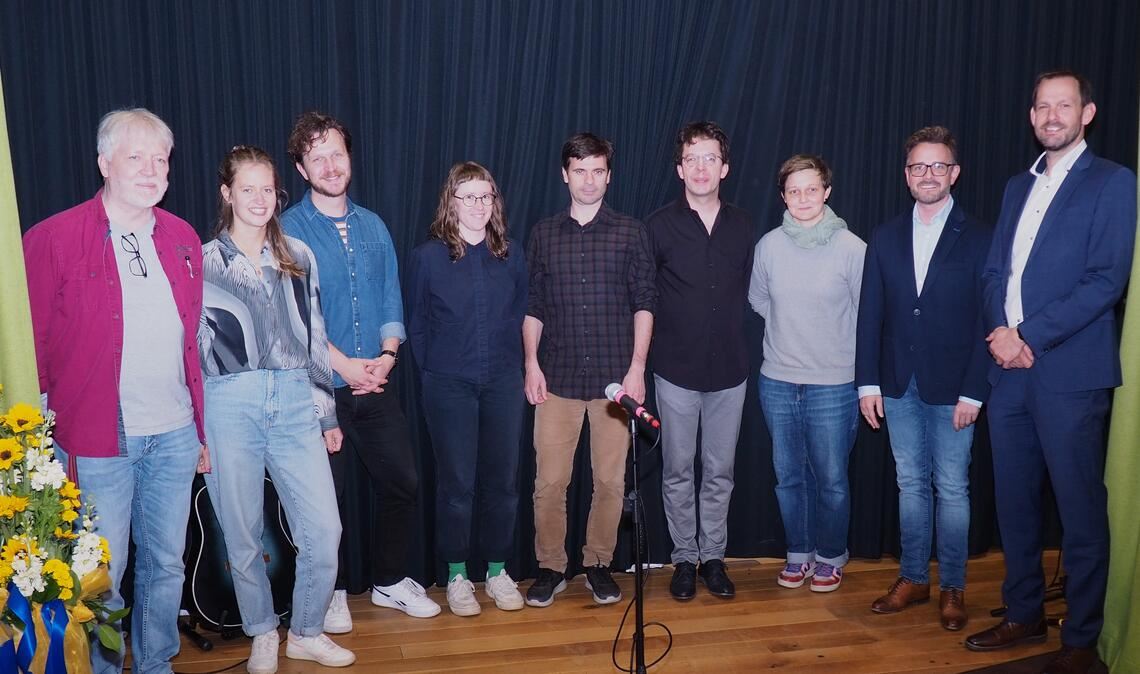 Landrat Bastian Rosenau und Pforzheims OB Peter Boch (v. re.) freuen sich mit den Slammerinnen und Slammern über einen gelungenen Abend zum Europatag. Foto: Müller