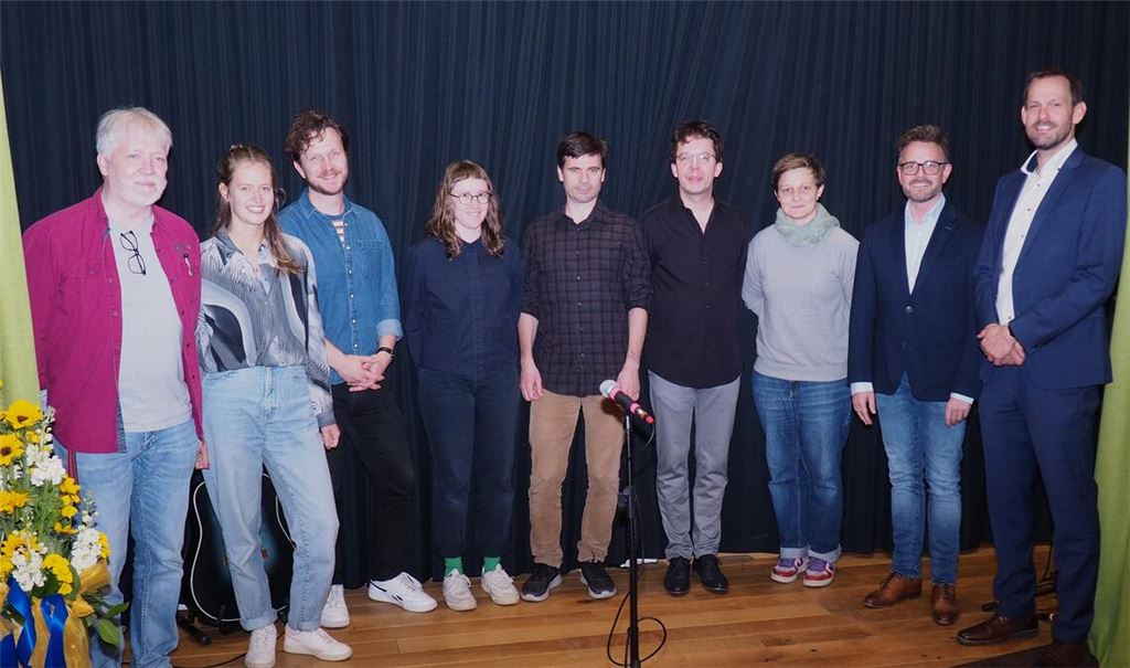 Landrat Bastian Rosenau und Pforzheims OB Peter Boch (v. re.) freuen sich mit den Slammerinnen und Slammern über einen gelungenen Abend zum Europatag. Foto: Müller