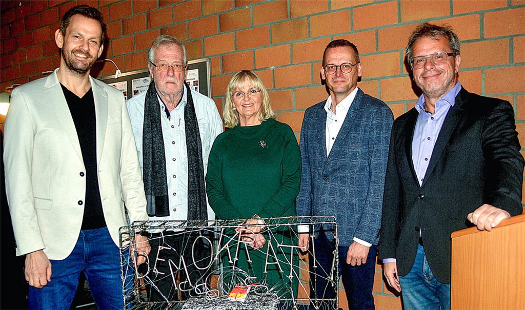 Landrat Bastian Rosenau (v. li.), Klaus-Peter Böhringer vom Sponsor Scheuermann-Stiftung, Organisatorin Birgit Siewert, Oberbürgermeister Stephan Retter und Andreas Felchle, Präsident des Württembergischen Landessportbundes, vor Volker Henkels Kunstwerk, das bei der Ausstellungseröffnung zeigt, wie fragil die Demokratie ist. Fotos: Stahlfeld