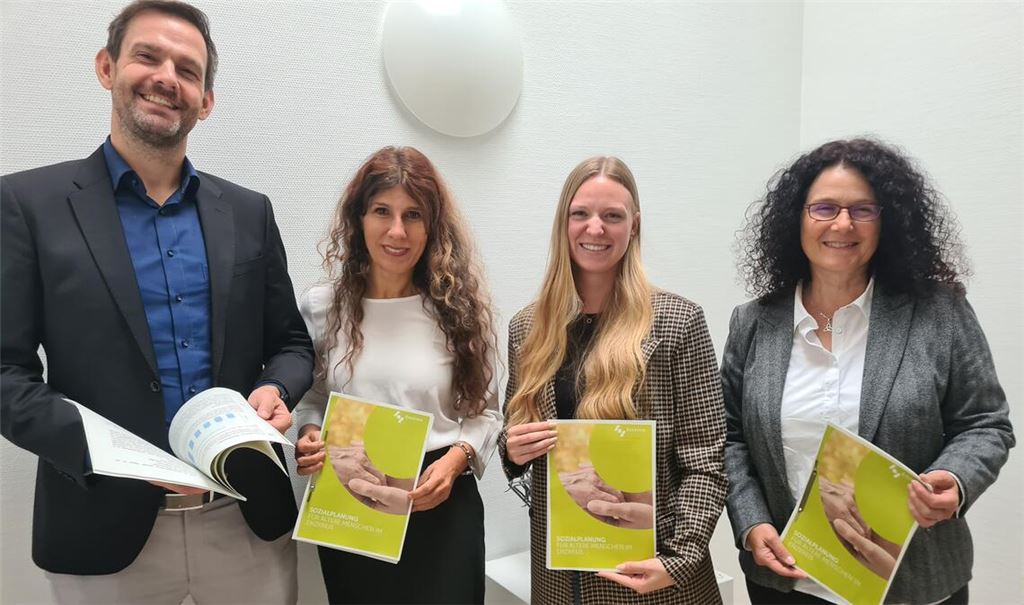 Landrat Bastian Rosenau (v.li.), Sozialdezernentin Katja Kreeb, Lucy Herb, zuständig für die strategische Sozialplanung im Landratsamt, und Sabine Schuster, Sozialamtsleiterin, stellen die Fortschreibung der Sozialplanung für Ältere im Enzkreis vor. Foto: Metzbaur.